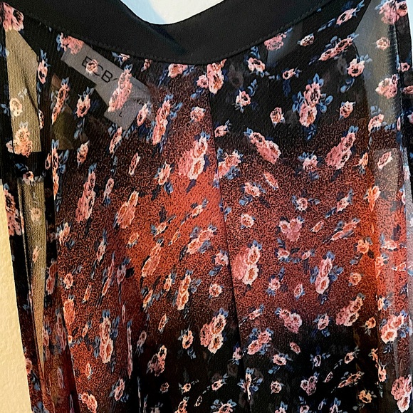 BCBGeneration Sheer Floral Halted Top w Faux Bow - Picture 3 of 6